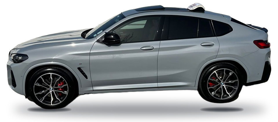 Le taxi d'Avernes : BMW X4 gris clair avec lumineux TAXI sur le toit, vu de profil