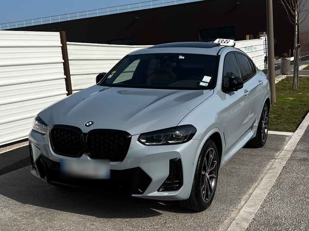 Le taxi d'Avernes vu de trois-quarts avant, BMW X4 gris clair avec lumineux TAXI