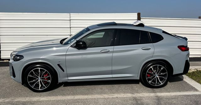 Le taxi vu de profil, BMW X4 gris clair